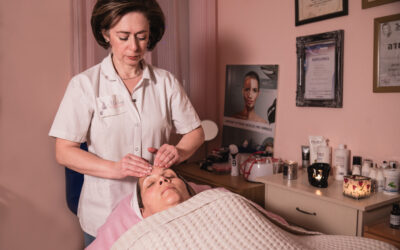 קוסמטיקאית מקצועית מבצעת טיפול פנים בכרמיאל, תוך שימוש במכשור מתקדם וסביבת עבודה מרגיעה.